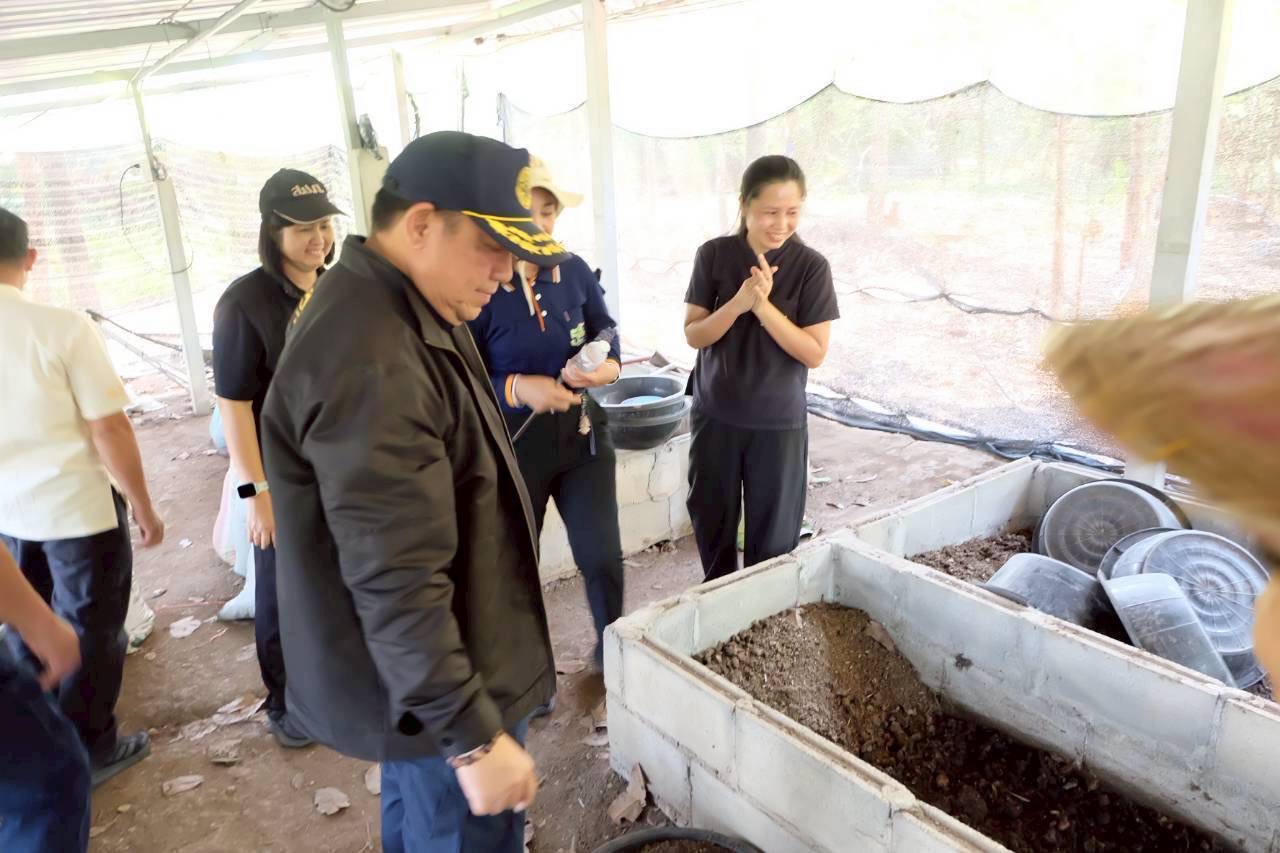 title - เลขาฯ ส.ป.ก. ลงพื้นที่ตรวจเยี่ยมวิสาหกิจชุมชนเกษตรวิถีพุทธ พร้อมตรวจติดตามความคืบหน้าการขอใช้ประโยชน์ในเขตปฏิรูปที่ดิน เพื่อดำเนินโครงการก่อสร้างทางรถไฟ
